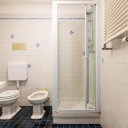 Spacious And Bright Three-room Just Few Steps From The Duomo Apartment *