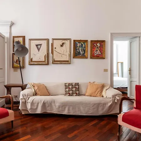Spacious And Bright Three-room Just Few Steps From The Duomo Apartment Milan