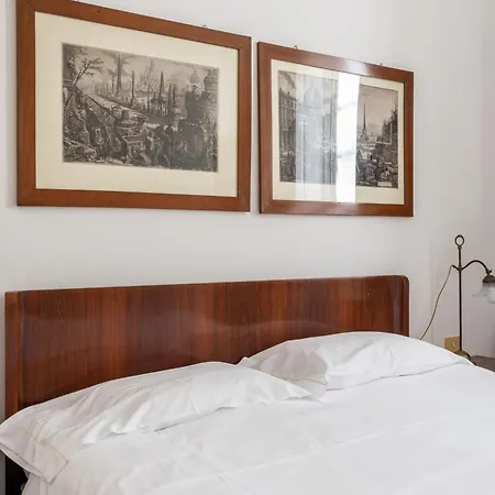 Spacious And Bright Three-room Just Few Steps From The Duomo Apartment