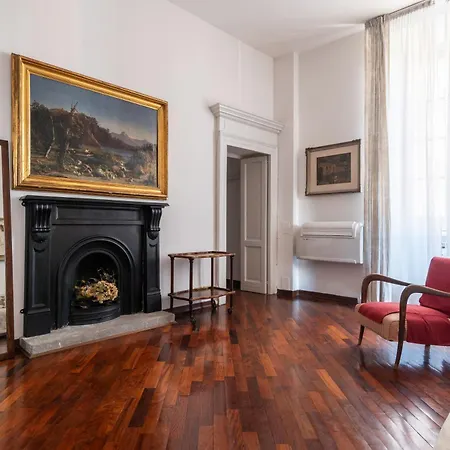 Spacious And Bright Three-room Just Few Steps From The Duomo Apartment *
