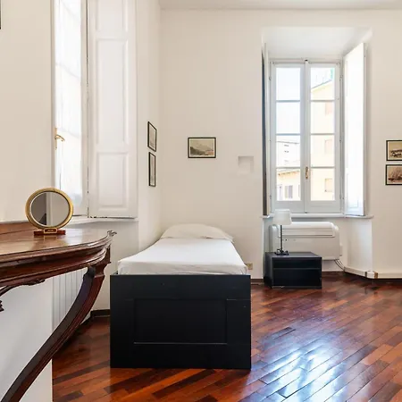Spacious And Bright Three-room Just Few Steps From The Duomo