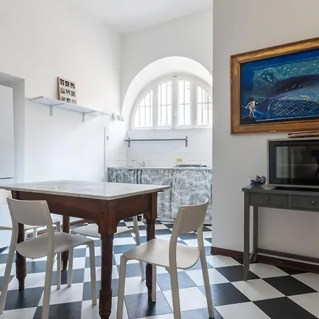 아파트 Spacious And Bright Three-room Just Few Steps From The Duomo