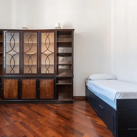 Spacious And Bright Three-room Just Few Steps From The Duomo Apartment Milan