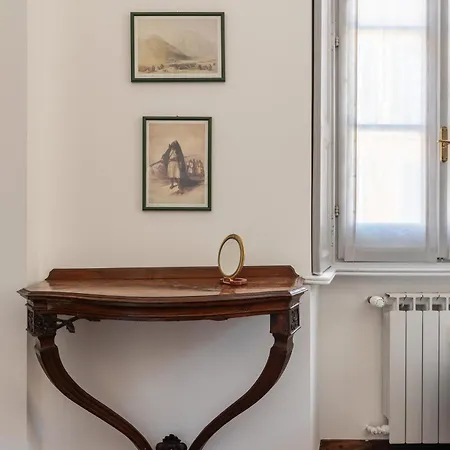 Spacious And Bright Three-room Just Few Steps From The Duomo 아파트