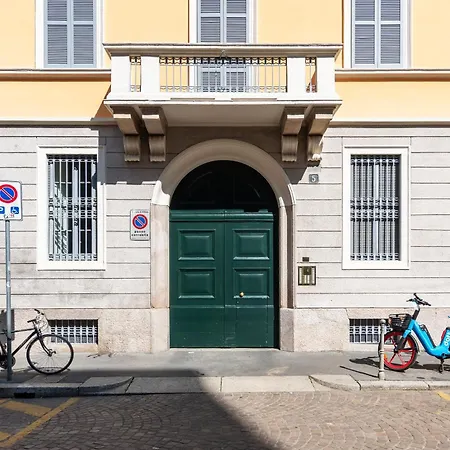 Spacious And Bright Three-room Just Few Steps From The Duomo Apartment *