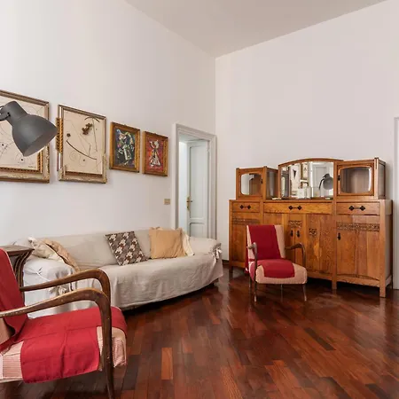 Apartment Spacious And Bright Three-room Just Few Steps From The Duomo Milan