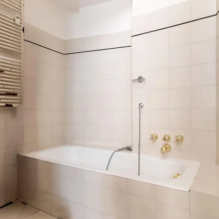 Spacious And Bright Three-room Just Few Steps From The Duomo דירה מילאנו