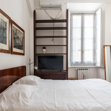 Spacious And Bright Three-room Just Few Steps From The Duomo * Milão